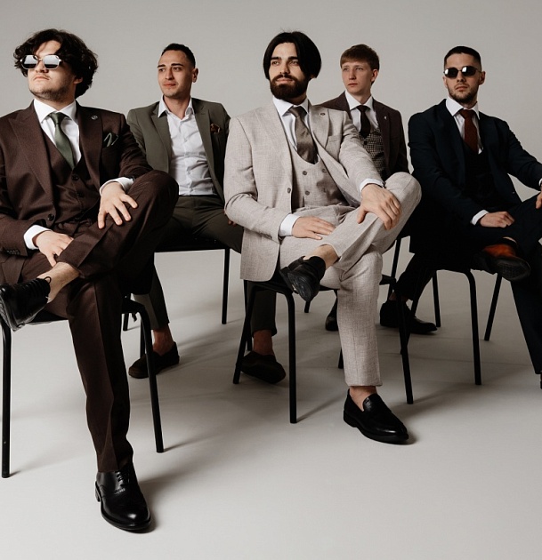 Выпускной сезон: оверсайз, двойки и тройки в современном прочтении