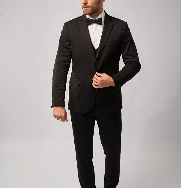 Чёрный костюм в тёплый сезон: холодная шерсть и комфорт летом